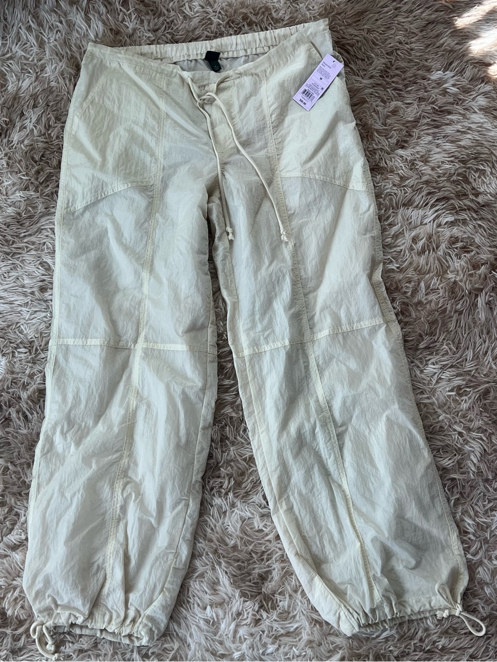 New w/Tags wild fable Cream Elastic-Waist Cargo Pants. Size medium.